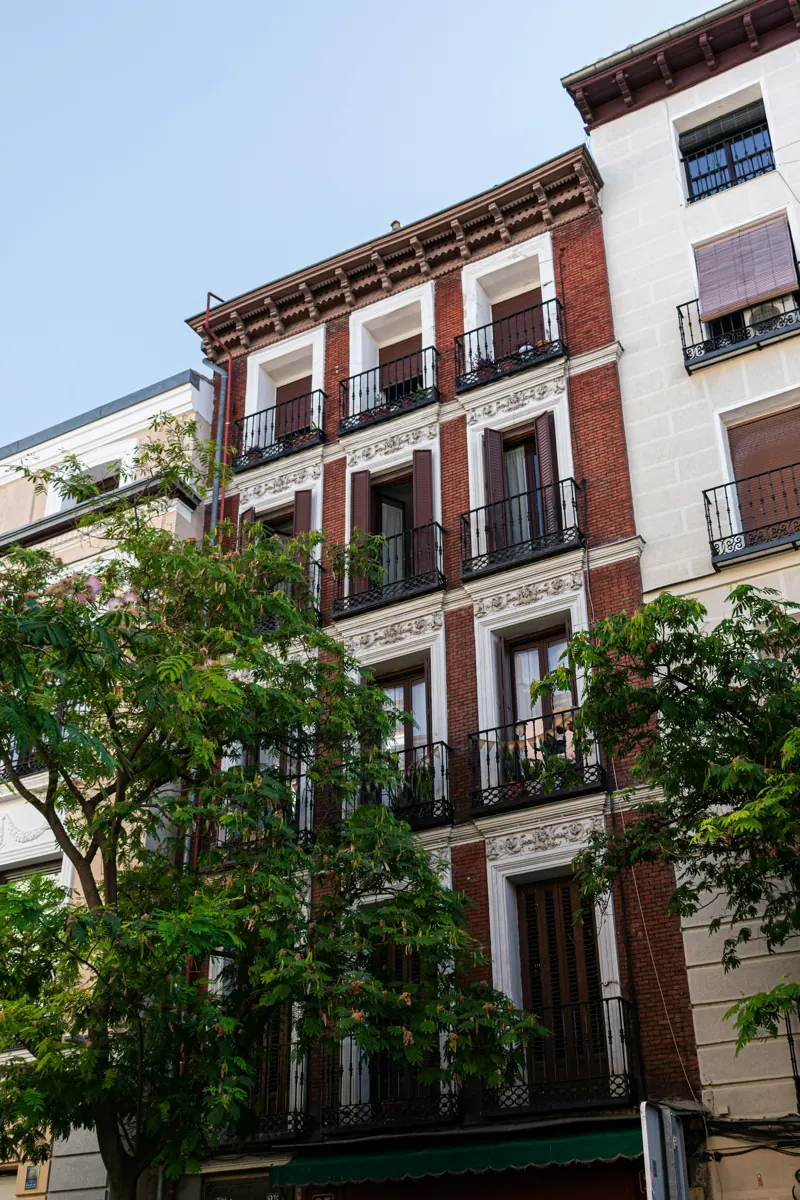 Fachada de viviendas en Madrid; fotografía de contexto, ajena al caso ficticio